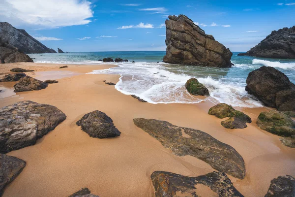 Скала на пляже Адрага - Фалия да Адрага Синтра, Португалия — стоковое фото