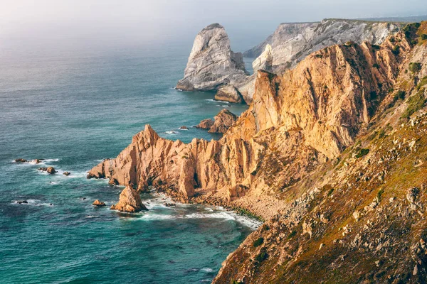 Sintra, Portekiz. Cape Roca ile Praia da Ursa arasındaki kayalık kıyı şeridi. Gün batımı ve Atlantik Okyanusu. — Stok fotoğraf