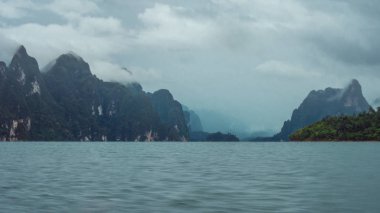 Cheo Lan gölde Khao Sok, Suratani, Thailand.Rainy bulutlar
