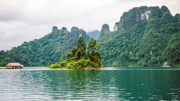 Cheo Lan jeziora w mieście Khao Sok, Suratani, Thailand.Rainy chmury — Zdjęcie stockowe