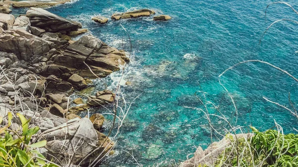 Ostrovy Koh Tao v Thajsku. Modrá čistá voda dopadá na skály — Stock fotografie