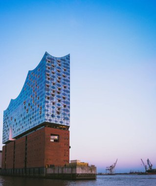 Elbphilharmonie üzerinde açık mavi gökyüzü ve biraz eflatun günbatımı renkleri, Hamburg, Almanya