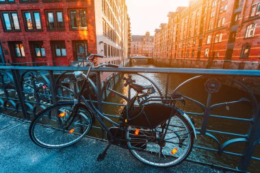 Demir yumruk korkuluk Köprüsü'nde Hamburg depo bölgesi içinde karşı eski Bisiklet Park