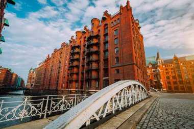 Hamburg Speicherstadt kanallar üzerinde kemer köprü. Sıcak akşam güneş ışığı kırmızı tuğla bina
