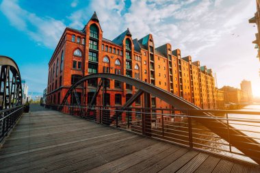 Hamburg Speicherstadt kanallar üzerinde kemer köprü. Sıcak akşam güneş ışığı kırmızı tuğla bina