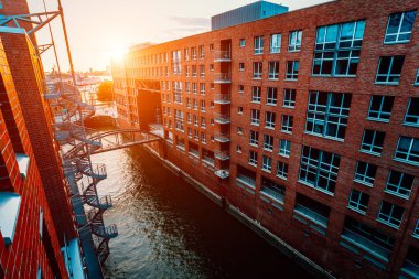 HafenCity kanal. Dairesel merdiven, altın saat gün batımı ışık, Almanya Eski depo bölgesi Speicherstadt Hamburg'da kanal ve kırmızı tuğla binalar üzerinde köprü. Yukarıdan görüntülemek