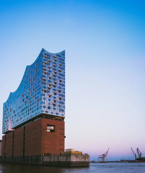 Elbphilharmonie am strahlend blauen himmel mit ein paar lila sonnenuntergangsfarben, hamburg, deutschland — Stockfoto