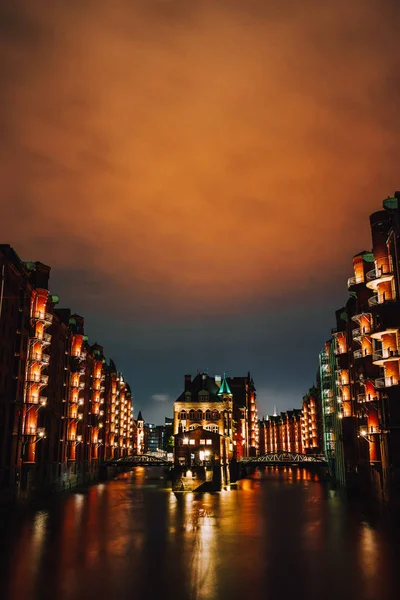 A színesen világító hajó, hajózás a Wandrahmsfleet éjjel. A Warehouse District, Hamburg, Németország. A kerületben található a Hafencity negyed. Hosszú expozíció — Stock Fotó