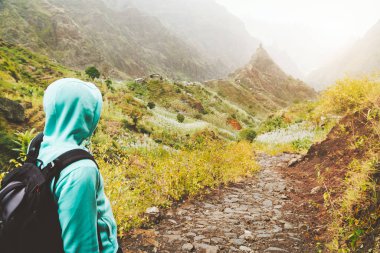 Santo Antao Adası, Cape Verde. Ribeira da Torre 'da yürüyüş parkurundaki gezgin adam Xo-Xo Vadisi' ne giden destansı dağ zirvesi ve vadisiyle