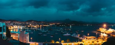 Cape Verde, Sao Vicente Adası. Alacakaranlık panoramik manzara Mindelo liman kasabasında gölde bir sürü tekne var.