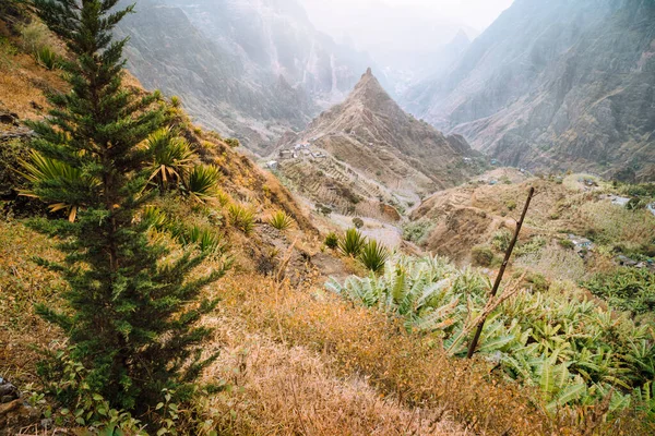 Santo Antao, Cape Verde. Hiking outdoor activity on trail path of Xo-Xo valley with scenic impressive landscape — Stock Photo, Image
