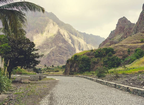 Rural landscape with road surrounded by arid mountains in the Coculi Valley on the island of Santo Antao in Cape Verde — Stock Photo, Image