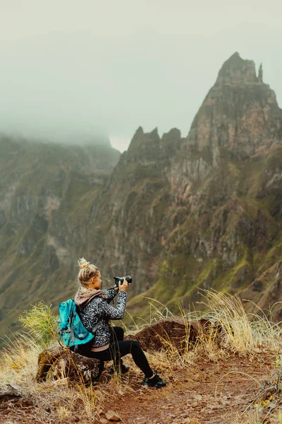 Остров Санто-Антао Кабо-Верде. Женщина-туристка наслаждается захватывающим видом на возвышающиеся вершины Рибейра-да-Торре — стоковое фото