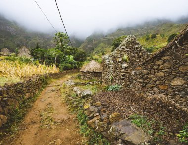 Santo Antao Cape Cabo Verde 'de. Ribeira de Janela 'nın engebeli dağları arasında yürüyüş parkurundaki yerel köy.