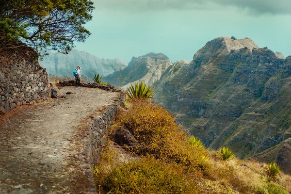 Остров Санто-Антао Кабо-Верде. Женщина-туристка наслаждается видом на долину Какули в походе из Корды — стоковое фото