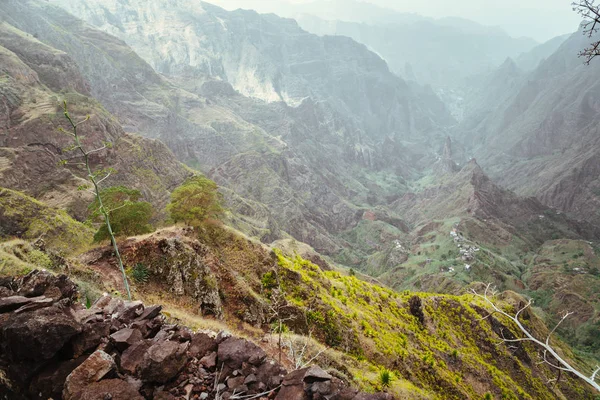 Скалистые горы и долина Цзо острова Санто-Антао, Кабо-Верде — стоковое фото