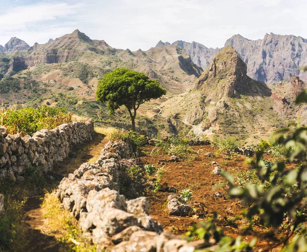 Santo Antao, Cape Verde. Plateau with mountain ridge view near Coculi in Ribeira Grande — Stock Photo, Image