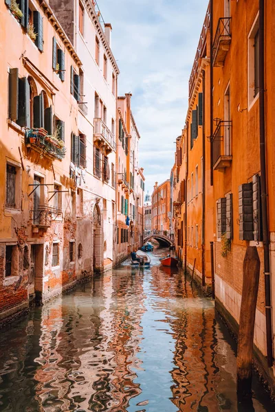 Βενετία, Ιταλία. Όμορφη θέα των τυπικών καναλιών καναλιών στη Βενετία. Με μικρό σκάφος και Gondolas μεταφορά — Φωτογραφία Αρχείου