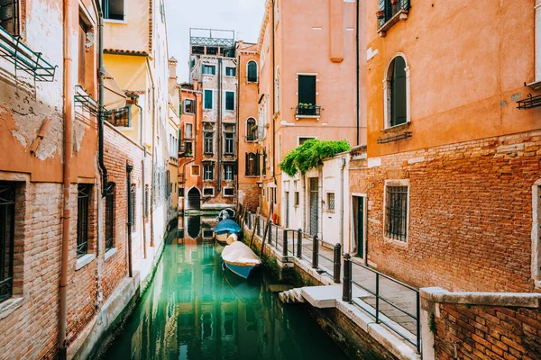 Βενετία Ιταλία. Κανάλι με παλιά τυπική πορτοκαλί πρόσοψη σπίτια, αίθριο και παράθυρα — Φωτογραφία Αρχείου