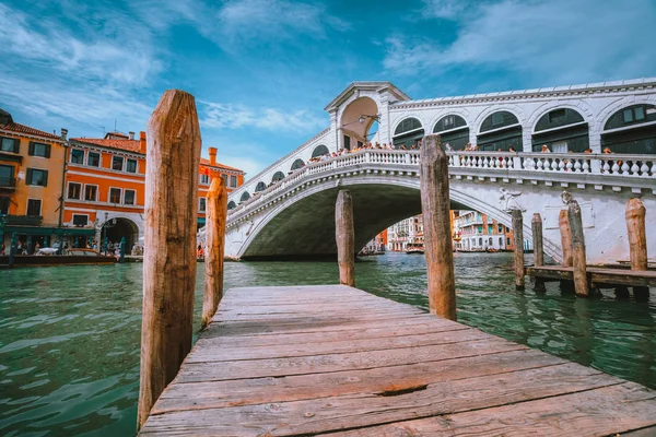 Γέφυρα Ριάλτο στο Μεγάλο Κανάλι της Βενετίας, Ιταλία. Αρχιτεκτονική και ορόσημα της Βενετίας — Φωτογραφία Αρχείου