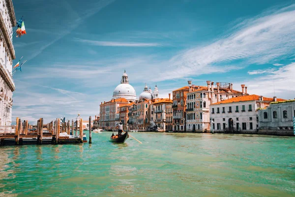 Βενετία, Ιταλία. Τουριστική γόνδολα ταξίδι στο Grand Canal. Βασιλική Santa Maria della Χαιρετήστε τον γαλάζιο ουρανό και τα λευκά σύννεφα — Φωτογραφία Αρχείου