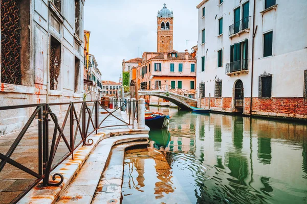 Βενετία, Ιταλία. Όμορφο τοπίο των τυπικών καναλιών κανάλια στην παλιά vintage πόλη Venezia — Φωτογραφία Αρχείου