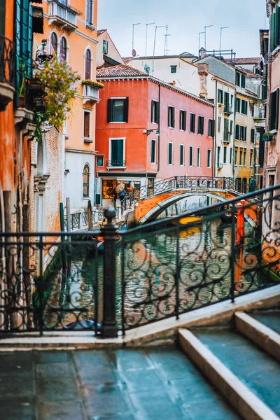 Βενετία, Ιταλία. Η γέφυρα και τα χρωματιστά σπίτια στην ακτή ενός στενού καναλιού — Φωτογραφία Αρχείου