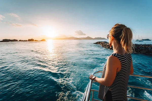 Chegando em La Digue Island, Seychelles. Jovens mulheres adultas desfrutando do pôr do sol no oceano a partir do convés de barco Ferry — Fotografia de Stock