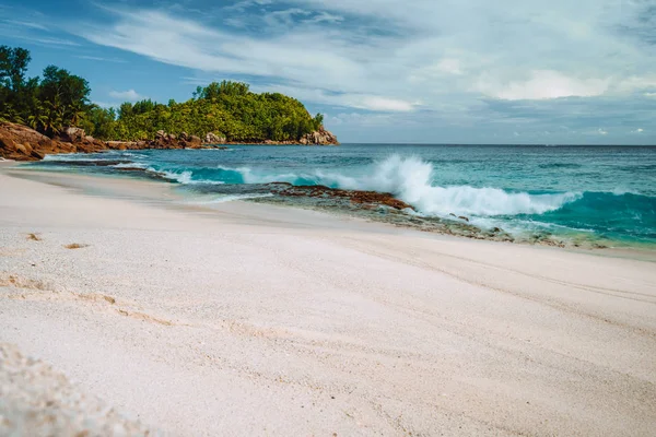 波が美しいビーチで古いサンゴの海岸を打つ｜Anse Bazarca, seychelles — ストック写真