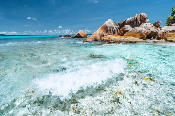 塞舌尔拉迪古岛的Anse Cocos波浪。宁静美丽的热带海滩，海洋里有岩石 — 图库照片