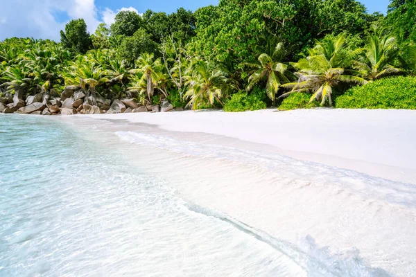 Dolci onde alla spiaggia tropicale Anse Cocos sull'isola di la digue, Seychelles. Concetto vacanza esotica — Foto Stock