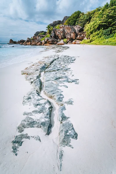 Сюрреалистические линии формирования горных пород на пляже Гранд Анс, остров Ла Дигю. Пейзаж на Сейшельских островах — стоковое фото