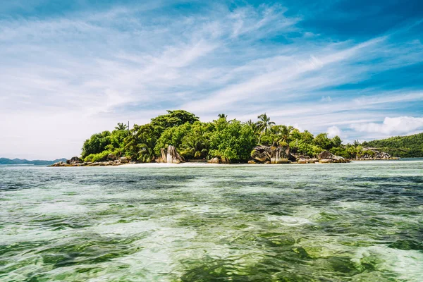 Petite île sur une île peu profonde au lagon de Port Glaud, île de Mahe, Seychelles — Photo