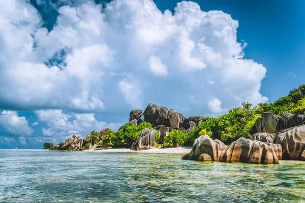 La Digue sziget, Seychelle-szigetek. Gyönyörű nyaralás felhő a paradicsomban Anse Forrás Dargent strand sekély kék lagúna, gránit sziklák a háttérben — Stock Fotó