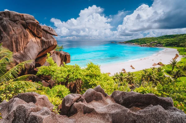 Panoráma kilátás a leglátványosabb trópusi strand Grande Anse La Digue Island, Seychelles. Nyaralás nyaralás életmód koncepció — Stock Fotó