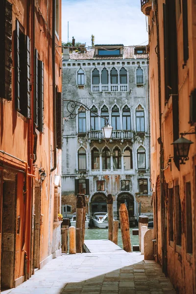 Βενετία, Ιταλία. Όμορφη θέα της παλιάς αρχιτεκτονικής κτίρια των καναλιών Venezia — Φωτογραφία Αρχείου