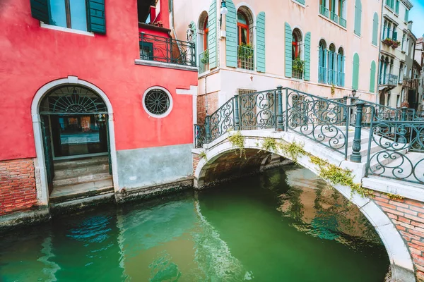 Βενετία, Ιταλία. Ponte Giustinian γέφυρα πάνω από ένα κανάλι που βρίσκεται στο Campo San Vidal — Φωτογραφία Αρχείου