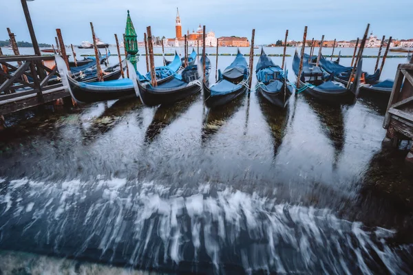 Gondolas floating in the Grand Canal in evening warm light, San Giorgio Maggiore church in background. Long exposure — Stock Photo, Image