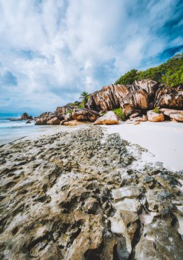 La Digue kıyı şeridinde gerçeküstü bir kaya oluşumu. Seyşeller adasındaki manzara manzarası