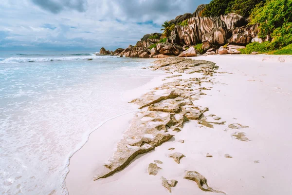 Formation rocheuse surréaliste sur la plage de Grand Anse située sur l'île de La Digue. Paysage pittoresque de l'île des Seychelles — Photo