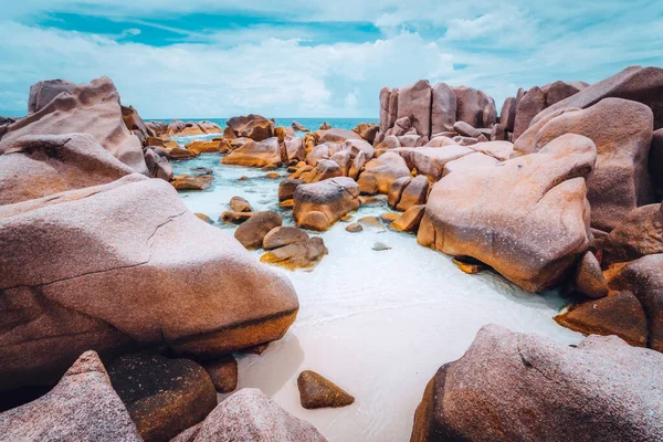 La Digue sziget, Seychelle-szigetek. Hatalmas gránit szikla sziklák a távoli, félreeső strandon — Stock Fotó