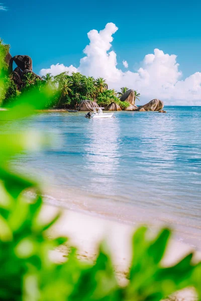 Foliage πλαισιωμένη εικόνα της διάσημης παραλίας Anse Source dargent Σεϋχελλών. Γνωστά πετρώματα γρανίτη του νησιού La Digue σε φόντο — Φωτογραφία Αρχείου