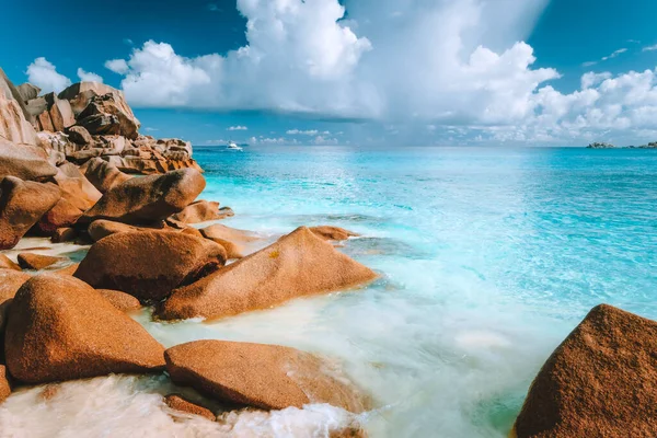 塞舌尔La Digue岛Grand Anse海滩漂亮的花岗岩卵石和蓝色泻湖 — 图库照片
