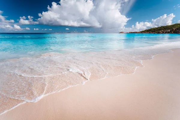 Nuvens brancas acima da lagoa azul do oceano com ondas calmas na praia tropical. Verão férias férias fundo conceito papel de parede — Fotografia de Stock