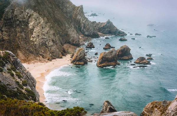 Sintra, Portekiz. Praia da Ursa 'nın Rocky kıyıları Roca Burnu yakınları ve sabah ışığı ve Atlantik Okyanusu — Stok fotoğraf