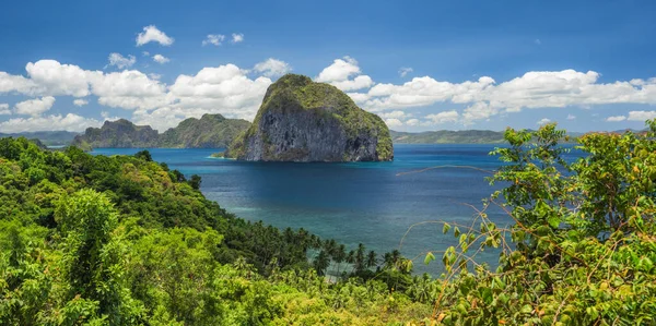 Paesaggio panoramico di Palawan vista epica a Pinagbuyutan isola all'orizzonte. El Nido-Filippine. Migliori meraviglie naturali nel sud-est asiatico Arcipelago di Bacuit — Foto Stock