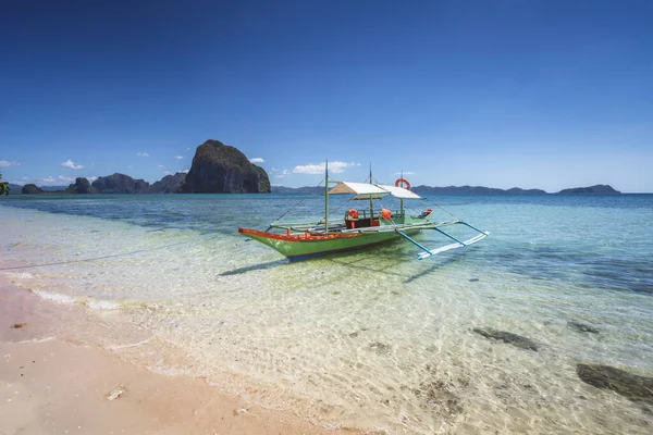 Barcos banca tradicionais na bela praia de Corong, El Nido. Palawan, Filipinas. Verão férias exóticas e conceito de turismo — Fotografia de Stock