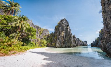 El Nido, Palawan, Filipinler 'de sabah güneşinde boş gizli plaj. Tatil yeri