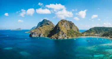 Corong plaj gölünün turist botlarıyla hava manzarası. El Nido Köyü, Palawan, Filipinler