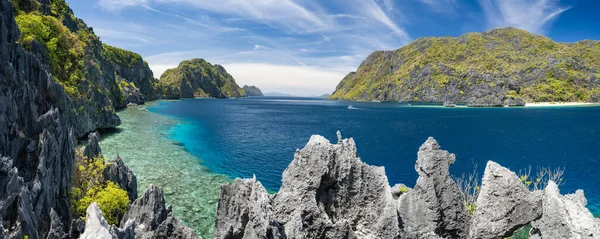 El Nido, Palawan, Filippine. Panorama dello stretto di tapiutan con barche turistiche in tour C. Vista dall'isola di Matinloc situata nell'arcipelago di Bacuit — Foto Stock